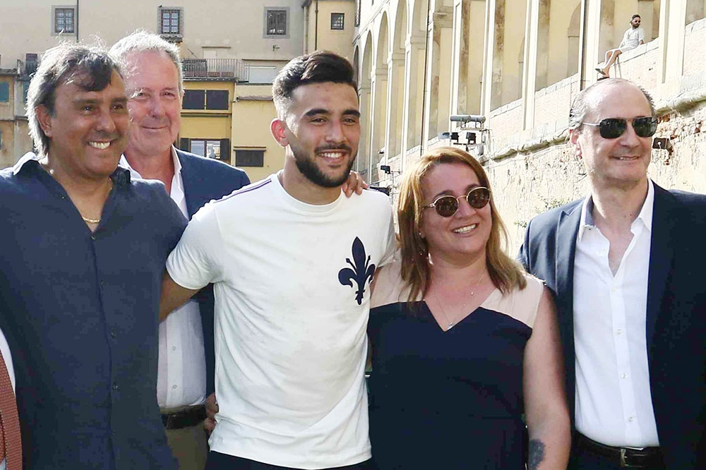 Nico Gonzalez con famiglia e agente Titolo
