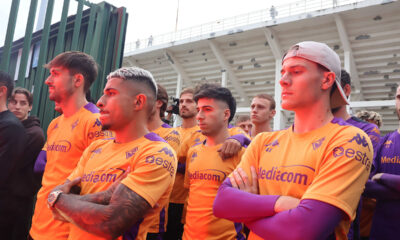 Fagioli, Dodo, Parisi, Ranieri e gli altri giocatori della Fiorentina caricati dai tifosi