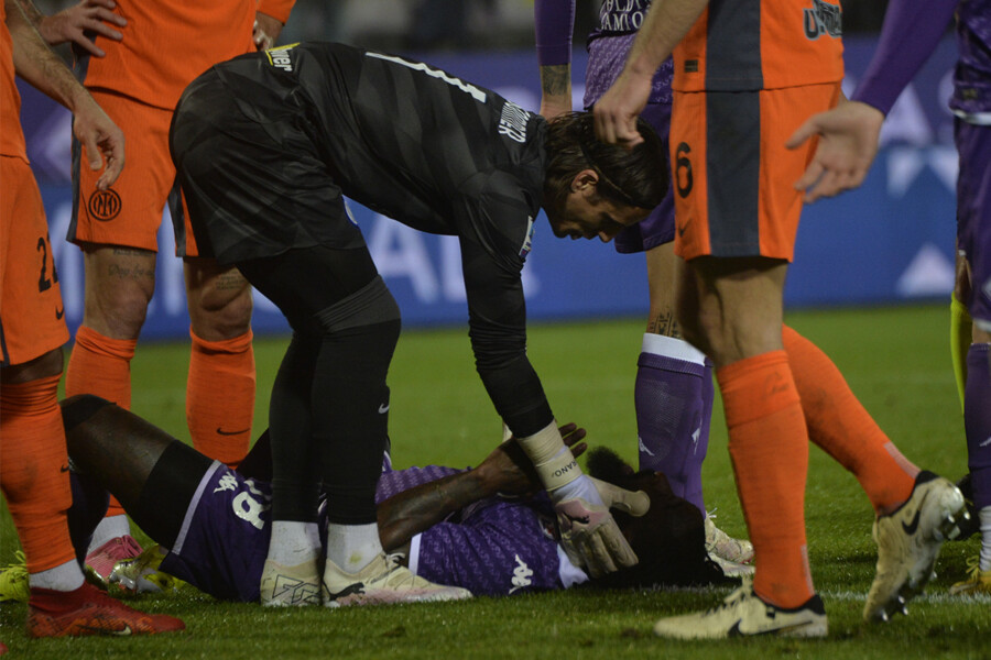 FIORENTINA - INTER 28-01-2024 SOMMER E NZOLA A TERRA. GALASSI SILVANO/SILPRESS