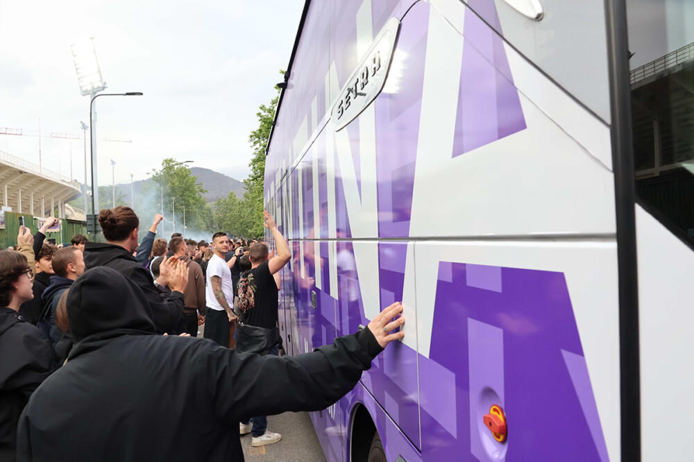 Pullman Fiorentina tra i tifosi