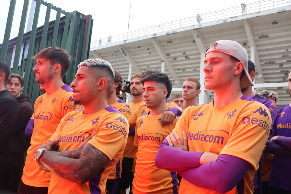 Fagioli, Dodo, Parisi, Ranieri e gli altri giocatori della Fiorentina caricati dai tifosi